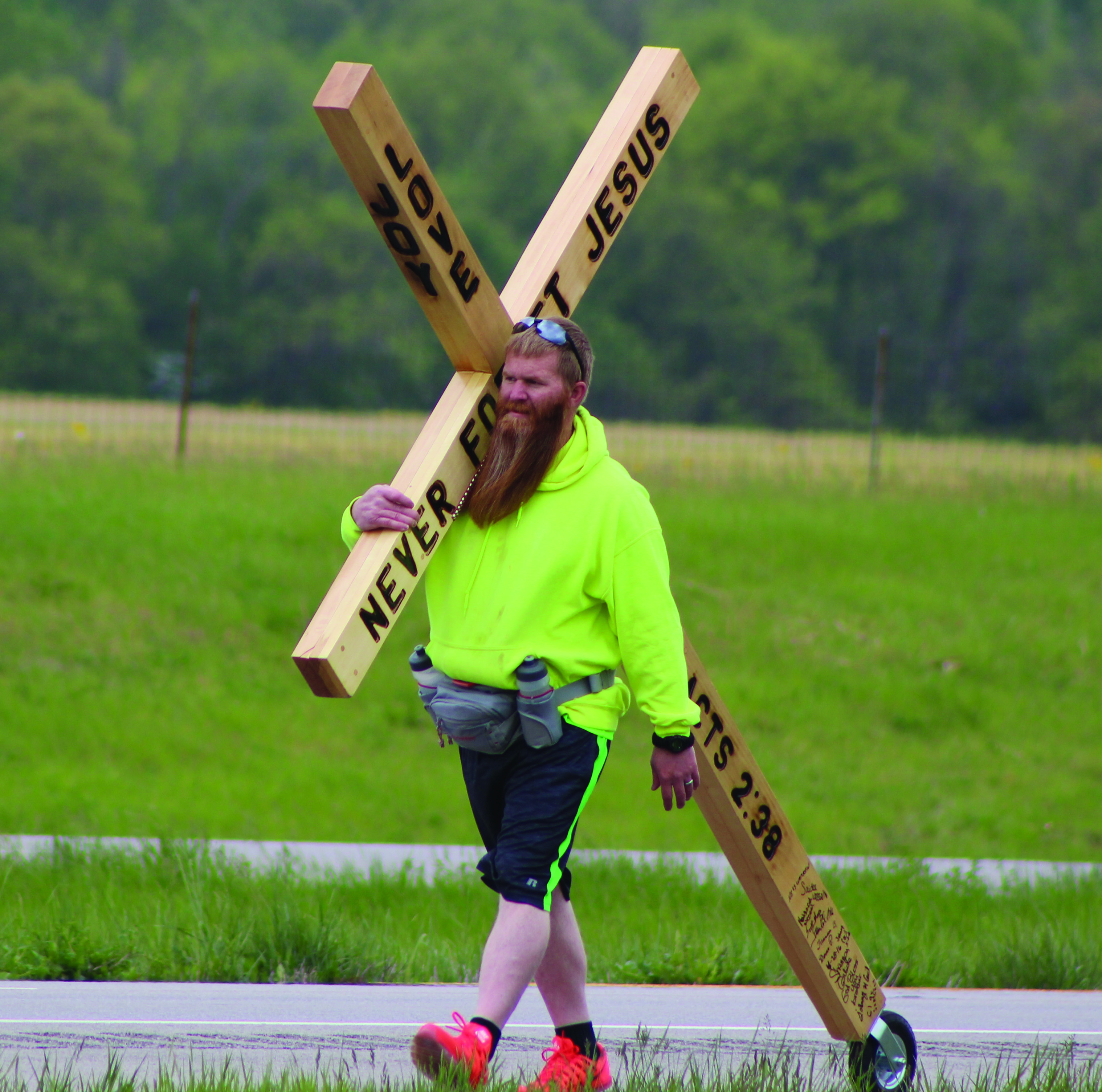 39-year old Jeremiah Wagner is on a cross-country trek, carrying this cross.  Photo by Patricia Beech.